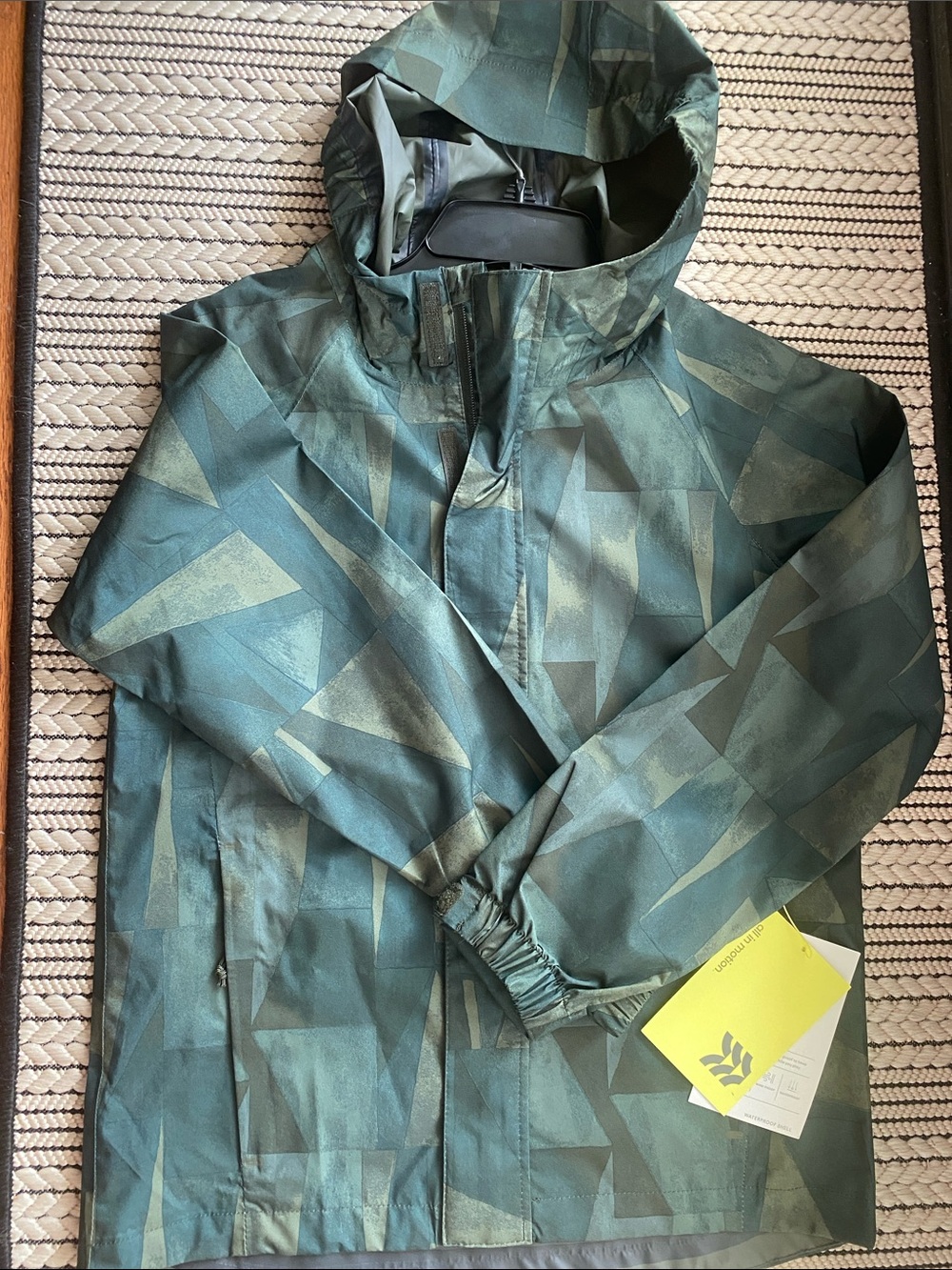 all in motion Green Geometric Hooded Rain and wind proof Jacket size L NWT